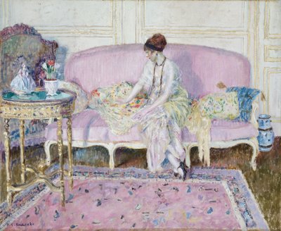 Kobieta siedząca na sofie we wnętrzu autorstwa Frederick Carl Frieseke