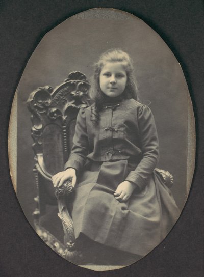 [Dziewczyna z lokami, siedząca, długość trzech czwartych], lata 90. XIX wieku. autorstwa Frederick Gutekunst