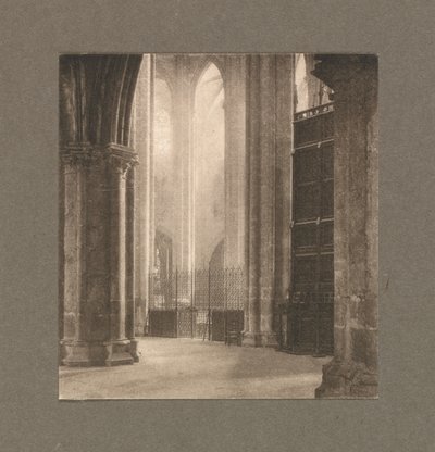 Praca kamery: wysokość i światło w katedrze w Bourges autorstwa Frederick Henry Evans