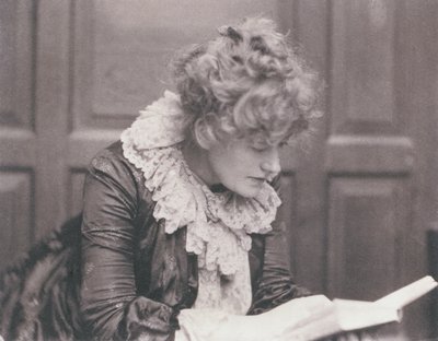 Zdjęcie portretowe czytającej Ellen Terry (1847-1928), Frederick Hollyer (1837-1933) (zdjęcie w sepii) autorstwa Frederick Hollyer