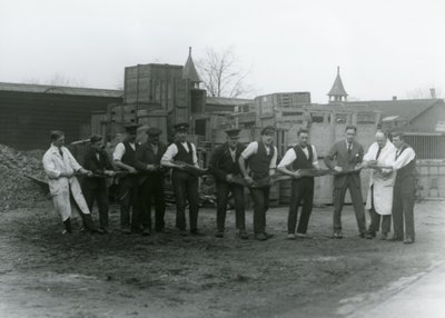 Pyton o długości 20 stóp niesiony przez jedenastu członków personelu Towarzystwa Zoologicznego, londyńskie zoo, 1924 autorstwa Frederick William Bond