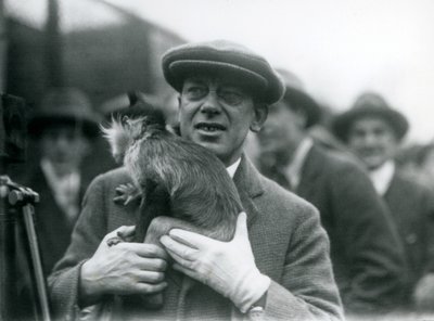 Mangabey czarnoczuby, prawdopodobnie Piegi, ze swoim opiekunem, biorący udział w zewnętrznej transmisji z londyńskiego zoo, 1925 autorstwa Frederick William Bond