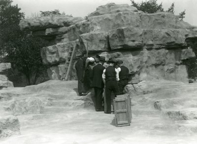 Grupa opiekunów rozpakowująca święte pawiany wśród skał „Monkey Hill”, londyńskie zoo autorstwa Frederick William Bond