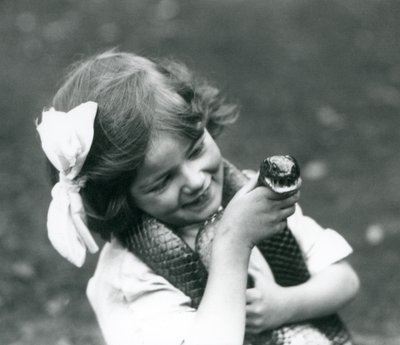 Młoda dziewczyna Betty trzymająca wschodniego węża indygo, londyńskie zoo, 1924 autorstwa Frederick William Bond
