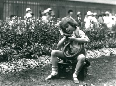 Młoda dziewczyna Betty trzymająca wschodniego węża indygo, siedząca na skórzanym bagażniku, londyńskie zoo, 1924 autorstwa Frederick William Bond