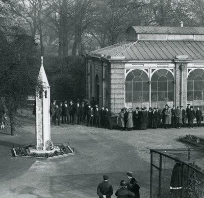 Dzień zawieszenia broni w War Memorial, londyńskie zoo, 11 listopada 1923 r. autorstwa Frederick William Bond