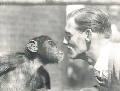 Szympans Booboo i John Shelly w ZSL London Zoo, wrzesień 1927 autorstwa Frederick William Bond
