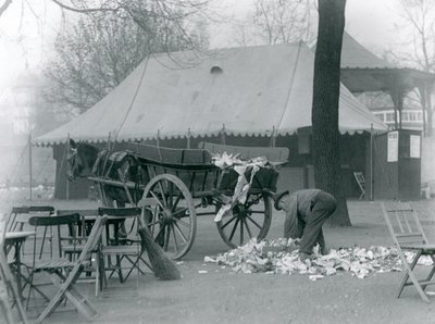 Porządki po świętach bankowych w londyńskim zoo w 1924 r. (zdjęcie czarno-białe) autorstwa Frederick William Bond