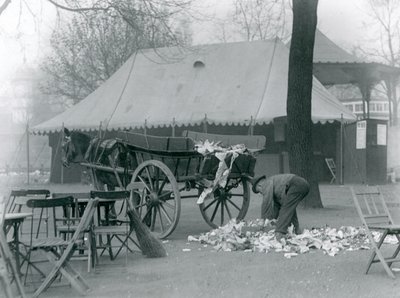 Sprzątanie po wakacjach bankowych w londyńskim zoo w 1924 r. autorstwa Frederick William Bond