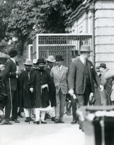 Sir Peter Chalmers Mitchell, z etiopskim regentem Haile Selassie i jego świtą, Londyńskie Zoo, 1924 autorstwa Frederick William Bond