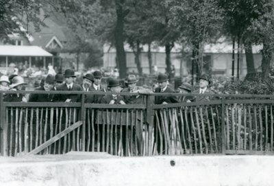 Król Włoch, Wiktor Emanuel III, wizyta w londyńskim zoo w 1924 r. autorstwa Frederick William Bond