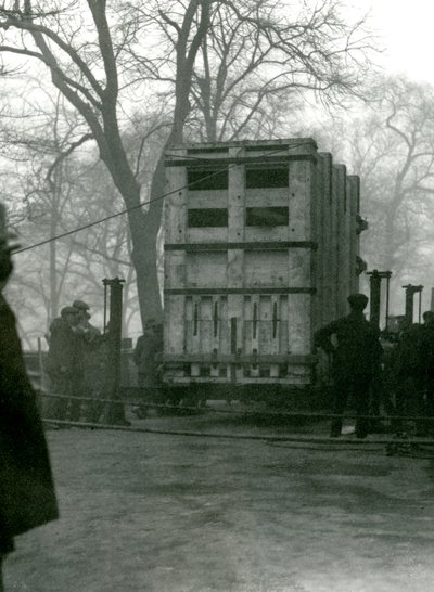 Transport samicy słonia azjatyckiego Lukhi, w drewnianej skrzyni, londyńskie zoo, 1923 autorstwa Frederick William Bond