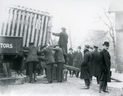 Rozładunek nowo przybyłego nosorożca indyjskiego, londyńskie zoo autorstwa Frederick William Bond