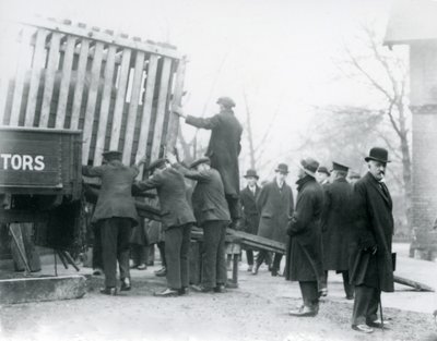 Rozładunek nowo przybyłego nosorożca indyjskiego, londyńskie zoo, 1924 autorstwa Frederick William Bond