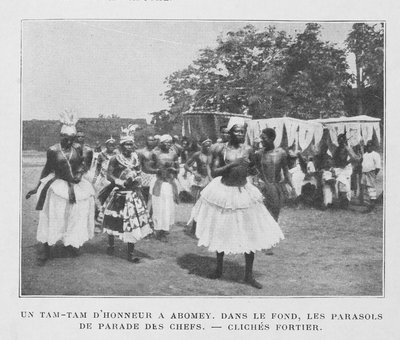 Tam-Tam honoru w Abomey z parasolkami wodzów w tle autorstwa French Photographer