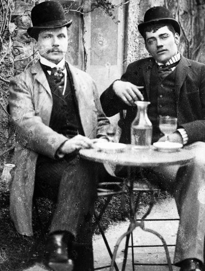 Kasztelan (Ducos) i jego stangret siedzący na tarasie kawiarni i popijający absynt - fotografia, ok. 1890 r. autorstwa French Photographer