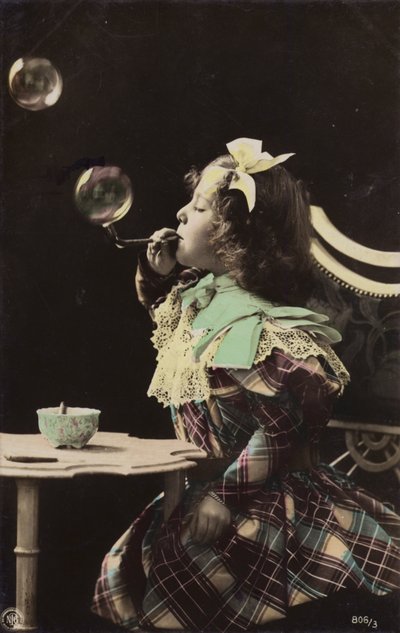 Mała dziewczynka dmuchająca bąbelki z fajki (przyciemnione zdjęcie) autorstwa French Photographer