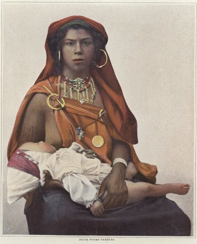 Młoda berberyjska kobieta karmiąca piersią swoje dziecko autorstwa French Photographer