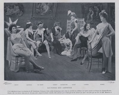 Aktorki w zielonej sali Theatre des Varietes w Paryżu (zdjęcie czarno-białe) autorstwa French Photographer