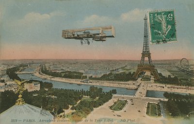 Samolot krążący wokół Wieży Eiffla w Paryżu, Francja. Pocztówka wysłana w 1913 roku. autorstwa French Photographer