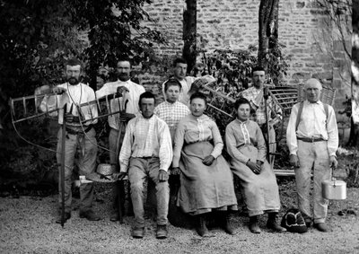 Robotnicy rolni i ich narzędzia, podróbka, rateau-ertrier (rake ertrier), kosz plecionek i odbiorca do kolekcji, w gospodarstwie pod Bourmont w Haute-Marne (Haute Marne), ok. 1890 r. Fotografia. Kolekcja Ducos. autorstwa French Photographer