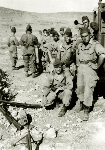 Wojna algierska: młodzi francuscy żołnierze w Jebel około 1960 autorstwa French Photographer