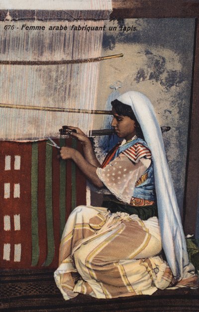 Arabska dziewczyna robi dywan autorstwa French Photographer