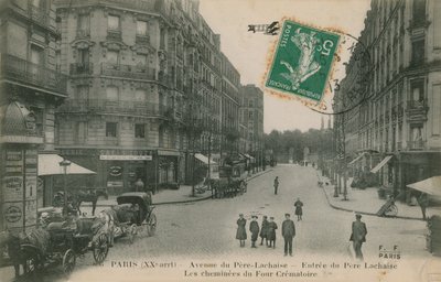 Avenue du Pere-Lachaise w 20. dzielnicy Paryża we Francji. Widok na ulicę z wejściem na cmentarz Pere Lachaise i kominami krematorium. Pocztówka wysłana w 1913 roku. autorstwa French Photographer