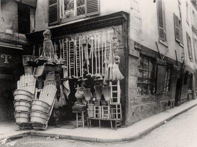 Sklep z koszami, Paryż (zdjęcie czarno-białe) autorstwa French Photographer