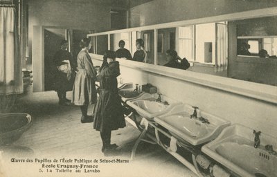 Łazienki w szkole publicznej w Seine-et-Marne (zdjęcie czarno-białe) autorstwa French Photographer