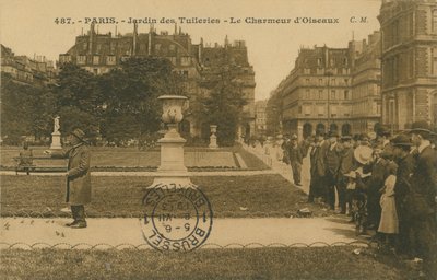 Zaklinacz ptaków w Jardin des Tuileries w Paryżu. Pocztówka wysłana w 1913 roku. autorstwa French Photographer