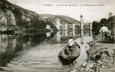 Cahors na początku XX wieku: rybacy piasku i ich łódź na Lot, most Val-entre (Valentre) autorstwa French Photographer
