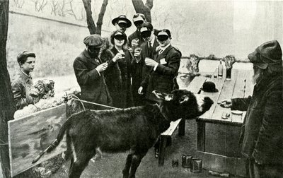 Świętuj mistyfikacje: na Salon des Independants w 1910 r. zaprezentowano obraz sygnowany przez „Nadmiernego malarza futurystów” Boronali, zatytułowany „Et le soleil zasnął sur l„Adriatyk”, który odniósł wielki sukces. Płótno zostało namalowane przy użyciu  autorstwa French Photographer