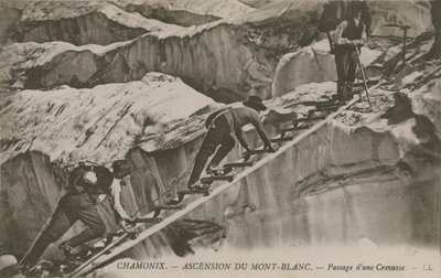 Chamonix - wejście na Mont Blanc. Wspinacze przechodząc przez szczelinę. Pocztówka wysłana w 1913 roku. autorstwa French Photographer