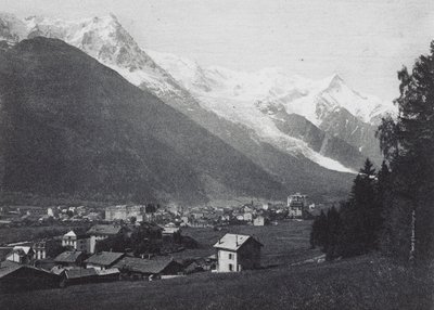 Chamonix i Mont Blanc (zdjęcie czarno-białe) autorstwa French Photographer