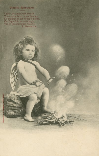 Aniołek siedzący przy ognisku (zdjęcie czarno-białe) autorstwa French Photographer