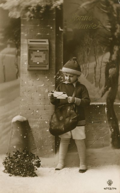 Dziecko zamierza wysłać list autorstwa French Photographer