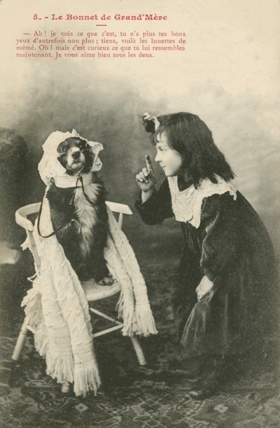 Dziecko ubierające psa w czepek (zdjęcie czarno-białe) autorstwa French Photographer