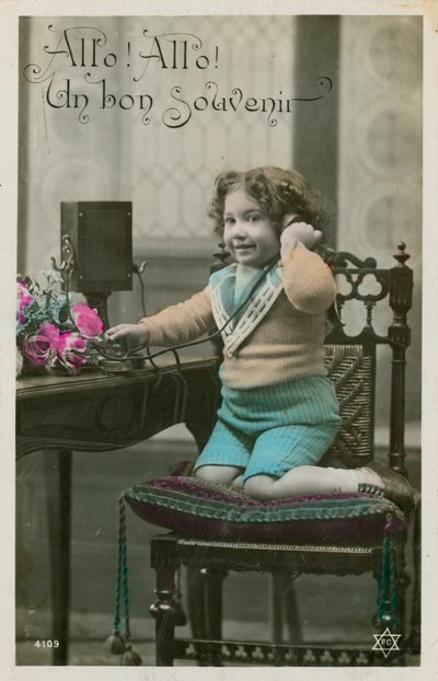 Dziecko korzystające z telefonu autorstwa French Photographer