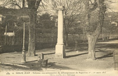 Kolumna upamiętniająca lądowanie Napoleona w Golfe-Juan na Lazurowym Wybrzeżu 1 marca 1815 r. po jego ucieczce z Elby (zdjęcie czarno-białe) autorstwa French Photographer