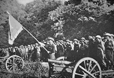 Komunistyczne oddziały Viet Minh na paradzie z lekką artylerią polową podczas oblężenia Dien Bien Phu, listopad 1953-maj 1954 (kolor lito) autorstwa French Photographer