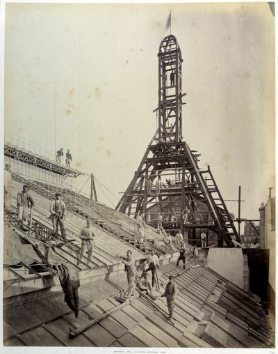 Budowa paryskiej narodowej kasy dyskontowej (lub CNEP: jeden z czterech banków założył BNP Paribas): robotnicy na szkle i rusztowaniach (maj 1881). Paryż autorstwa French Photographer