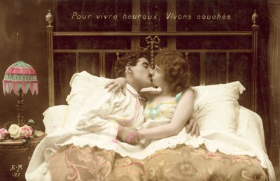 Para całuje się w łóżku autorstwa French Photographer