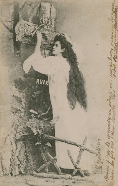 Crois Espere Aime (Uwierz w miłość nadziei). Pocztówka wysłana w 1913 r. Pismo na prawym brzegu to osobista wiadomość między członkami rodziny. autorstwa French Photographer