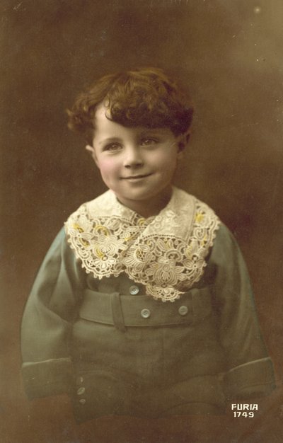 Śliczny chłopiec z dużym uśmiechem (zdjęcie kolorowe) autorstwa French Photographer