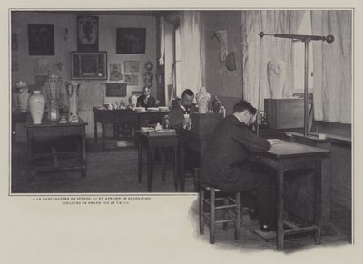 Warsztaty dekoratorskie w fabryce porcelany Sevres we Francji (zdjęcie czarno-białe) autorstwa French Photographer
