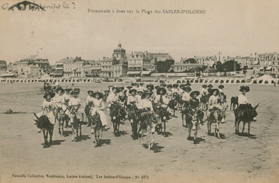 Osioł jeździ na plaży w Les Sables-dOlonne w zachodniej Francji. Pocztówka wysłana w 1913 roku. autorstwa French Photographer