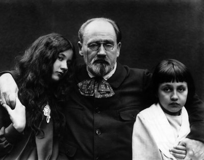 Emile Zola (1840-1902), pisarz i francuski dziennikarz, w ogrodzie Verneuil-sur-Seine (Yvelines) ze swoimi dziećmi Denise i Jacques. - Emile Zola (1840-1902), francuski pisarz i dziennikarz, w swoim domu w Verneuil-sur-Seine (Yvelines) i jego ch autorstwa French Photographer