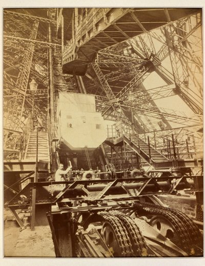 Sprzęt do obsługi systemu dźwigowego na wieży Eiffla, ok.1888 r. autorstwa French Photographer