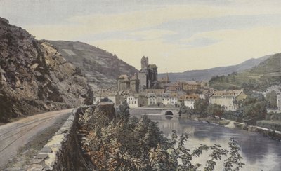 Estaing, widok ogólny, wzięty w górę rzeki Lot autorstwa French Photographer